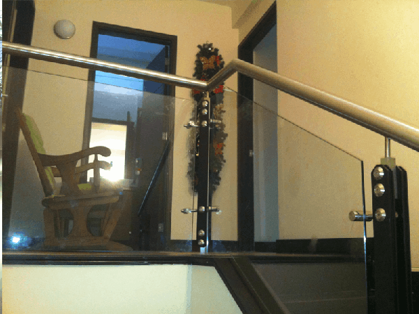 Pasamanos en vidrio templaso y acero inoxidable